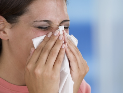 mold allergy woam sneezing into tissue